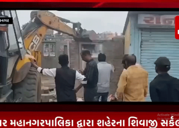 ભાવનગર મહાનગરપાલિકા દ્વારા શહેરના શિવાજી સર્કલ નજીક આવેલ 14 નાળા પાસે સતગુરુ દેવ શ્રી લક્ષ્મણદાસજી ગૌશાળા પાસે આવેલ ગેરકાયદેસર દબાણ હટાવવાની કામગીરી