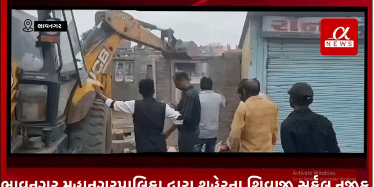 ભાવનગર મહાનગરપાલિકા દ્વારા શહેરના શિવાજી સર્કલ નજીક આવેલ 14 નાળા પાસે સતગુરુ દેવ શ્રી લક્ષ્મણદાસજી ગૌશાળા પાસે આવેલ ગેરકાયદેસર દબાણ હટાવવાની કામગીરી