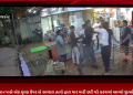 રાજકોટના યુનિવર્સિટી રોડની વિષ્ણુવિહરા સોસાયટી નજીક આવેલ પાનની દુકાન પાસે એક યુવક ઉપર બે આવારા તત્વો દ્વારા માર મારી છરી વડે કરવામાં આવ્યો જીવલેણ હુમલો