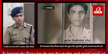 રાજકોટના એ ડિવિઝન પોલીસ સ્ટેશન વિસ્તારમાં આવેલ જૈન દેરાસરમાં થોડા દિવસ પહેલા એક યુવક ઉપર જીવલેણ હુમલો કરવામાં આવ્યો હતો. જેને લઇ રાજકોટ પોલીસ દ્વારા ભાવેશ ગોળ નામના યુવકની ધરપકડ કરવામાં આવી.