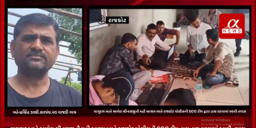 સોમવાર રાત્રે રાજકોટમાં કાલાવડ રોડ પાસે વાગુદળ ગામના મહંત યોગી ધર્મનાંથજી દ્વારા GST ના અધિકારીઓની કારના કાચ તોડવાના બનવાને લઈ વાગુદળ ખાતે આવેલ શ્રીનાથજીની મઢી આશ્રમ ખાતે રાજકોટ પોલીસની SOG ટીમ દ્વારા હાથ ધરવામાં આવી તપાસ.