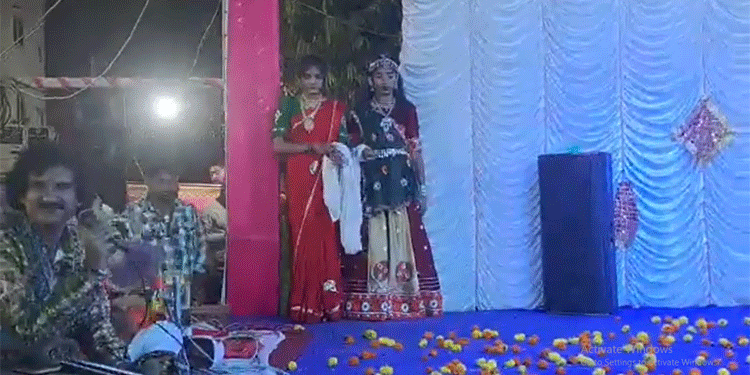 રાજકોટ ની પ્રાચીન ગણાતી અને જલારામ ચોક માં થતી ગરબી એટલે નવદુર્ગા ગરબી મંડળ, અહીંયા નો હિંડોળા રાસ માત્ર ગુજરાત માં નઈ પરંતુ ઇન્ડિયા માં ફેમસ છે ત્યારે માં ખોડીયાર નો અદભુત હિંડોળા રાસ જુવો લાઈવ આલ્ફા ન્યૂઝ ને સંગ.