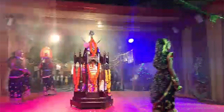 રાજકોટના જંકશન પ્લોટ વિસ્તારમાં આવેલ નવરાત્રી મહોત્સવ મંડળ દ્વારા સૌથી અલગ એવા માતાજીનો માંડવી પ્રાચીન રાસ જુઓ લાઈવ આલ્ફા ન્યૂઝ પર.