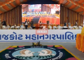ગુજરાતના મુખ્ય મંત્રી રાજકોટની મુલાકાતે છે ત્યારે રાજકોટના રેસકોર્ષ ગ્રાઉન્ડ ખાતે ચાલતા કાર્યક્રમમાં C.M ના આગમન પહેલા *वादा ना तोड़* ના વાગ્યા ફિલ્મી ગીતો.