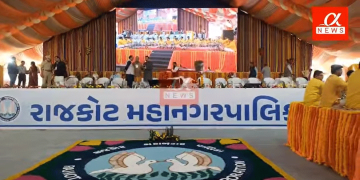 ગુજરાતના મુખ્ય મંત્રી રાજકોટની મુલાકાતે છે ત્યારે રાજકોટના રેસકોર્ષ ગ્રાઉન્ડ ખાતે ચાલતા કાર્યક્રમમાં C.M ના આગમન પહેલા *वादा ना तोड़* ના વાગ્યા ફિલ્મી ગીતો.