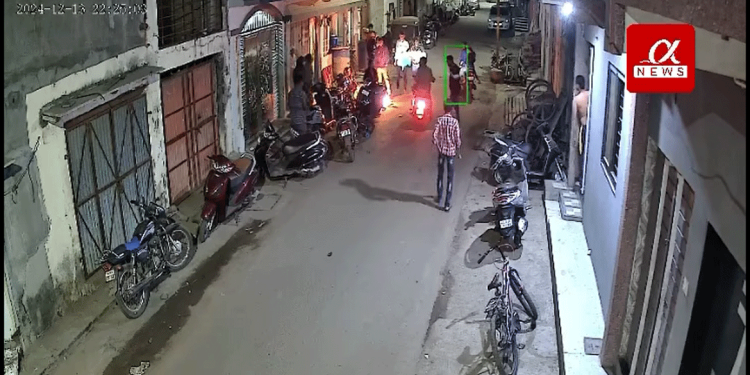 રાજકોટના દૂધ સાગર રોડ પાસે આવેલ વિસ્તારમાં ગઈ કાલે આવારા તત્વો દ્વારા છરી તથા તલવાર જેવા ધારદાર હથિયાર સાથે વિસ્તારમાં એક યુવક ઉપર જમાવ્યો રોફ,સમગ્ર મામલે ફરિયાદી દ્વારા થોરાળા પોલીસ મથકે કરાઈ અરજી.