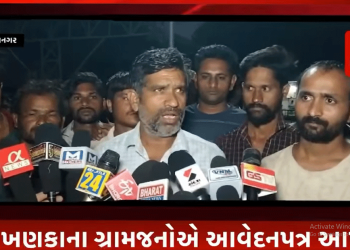 લાખણકાના ગ્રામજનોએ આવેદનપત્ર આપ્યુ*ભાવનગર જિલ્લાના લાખણકા ગામના ગ્રામજનોએ જિલ્લા પોલીસ વડાની કચેરી ખાતે આવેદનપત્ર સુપ્રત કર્યુ હતુ. જેમાં શાળાના શિક્ષક દ્વારા વિદ્યાર્થીઓને સાથળ અને કમરના ભાગે ચૂંટલા ભરે છે અને રીસેસમાં એકલતાનો લાભ લઈને છાત્રાઓ સાથે અડપલા કરતા હોવાનો આરોપ કર્યો હતો અને આ શિક્ષક સામે કાર્યવાહી કરવાની માંગણી કરી હતી. અને આ અંગે બાળમહિલાને સુરક્ષા વિભાગ ગાંધીનગર શિક્ષણમંત્રી ડીડીઓ, આઈજી, અને ઘોઘા પોલીસ મથકને લેખિતમાં રજૂઆત કરી હતી.