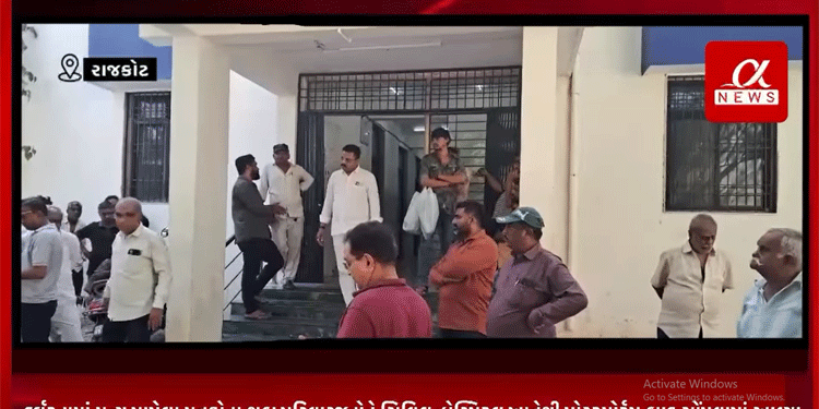રાજકોટમાં ઇન્દિરા સર્કલ પાસે આજ સવારે બનેલ દુઃખદ દુર્ઘટનામાં મૃત્યુ પામેલા મૃતકોના શબ પરિવારજનોને સિવિલ હોસ્પિટલ ખાતેથી પોસ્ટમોર્ટમ બાદ સોંપવામાં આવ્યા