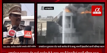 રાજકોટના કુવાડવા રોડ પાસે આવેલ છે કે સાબુ નામની ફેક્ટરીમાં લાગી ભીષણ આગ.આજની ઘટનાની જાણ થતા જ રાજકોટ મહાનગરપાલિકાની પાંચથી સાત જેટલી ફાયર ફાઈટર ટીમો પહોંચી ઘટના સ્થળે,ફાયર ટીમ દ્વારા સાબુ ફેક્ટરીના યુનિટ પર પાણી તેમજ ફોર્મ જેવા પદાર્થોનો મારો ચલાવી આંખ પર કાબુ મેળવવાના પ્રયાસો ધાર્યા હાથ.હાલ ત્રણ કલાક જેટલો સમય વિતવા છતાં પણ આગ વિકરાળ સ્વરૂપ ધારણ કરી રહી છે,ફેક્ટરીમાં આગ લાગવાનું હાલ કારણ જ બંધ છે,સમગ્ર મામલે સ્થાનિક પોલીસ અને ફાયર ટીમ દ્વારા તપાસની જેમ જ ઉઠાવામાં આવી છે.